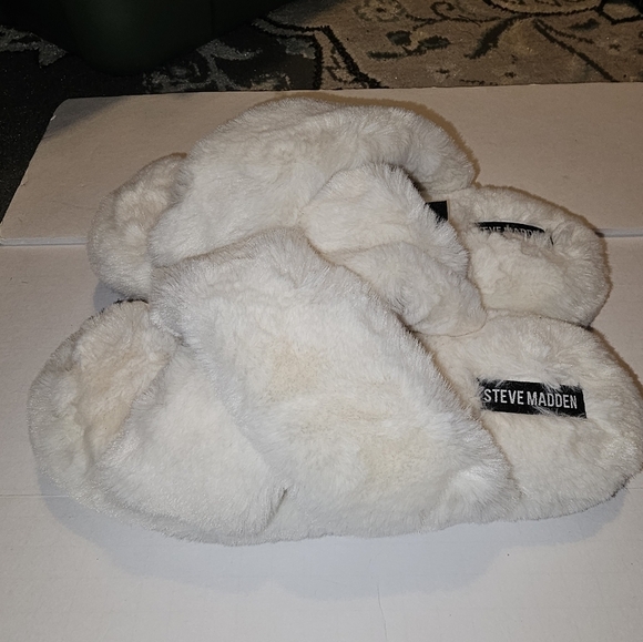 Steve Madden Fluffy Slippers SZ S - Picture 5 of 6